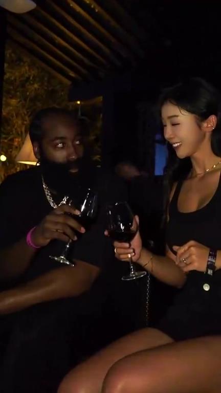 去年中国行登哥与张曼源碰杯，今年八月份又将开启中国行