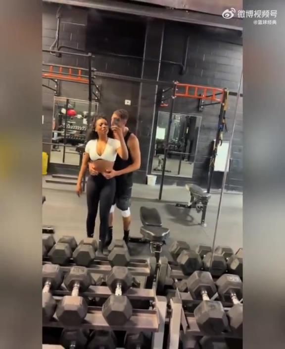 男女搭配，干活不累！克莱与身材火辣的新女友一起在健身房撸铁