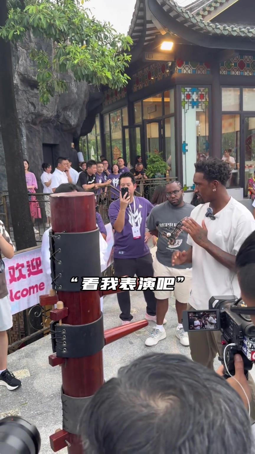 咏春，蒙克！蒙克中国行看到木人桩忍不住学了几招