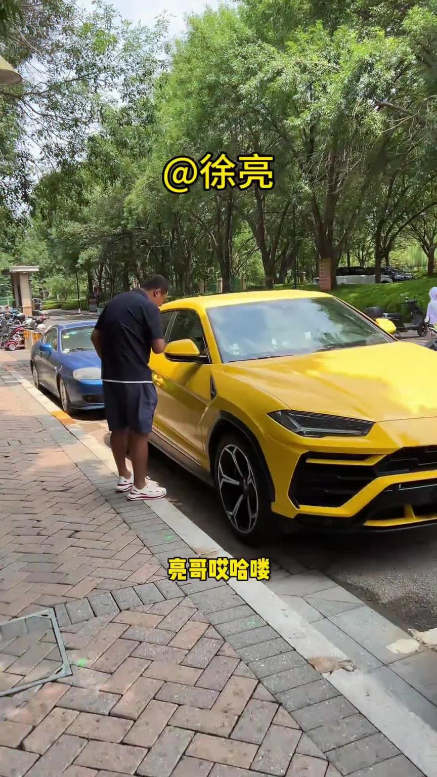 徐亮的黄色兰博基尼真帅啊！副驾还贴有“老婆专用座”