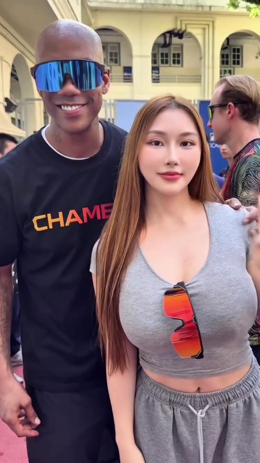 嚯，这丰满身材！健美女神李彧秀晒与马布里、方力申合影