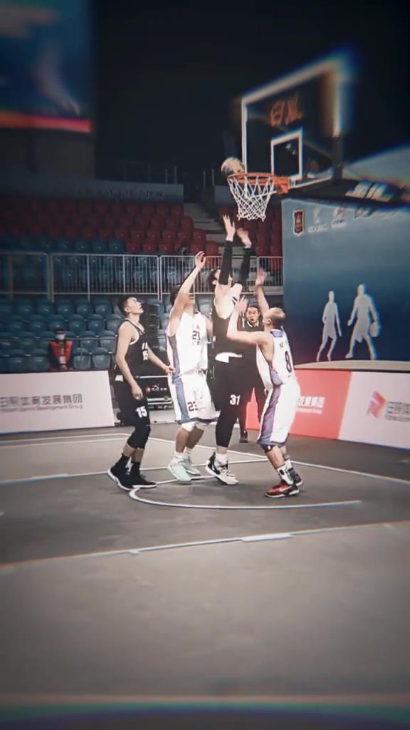外国网友转发王哲林集锦：这就是在家睡觉被nba选中的天才？