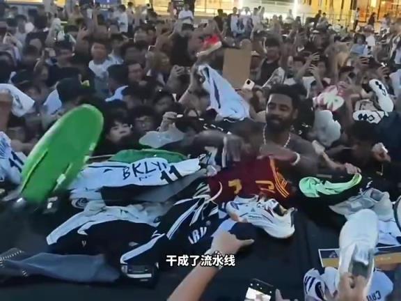 趴在车顶，签名签成流水线！欧文最疯狂、最接地气的中国行❤