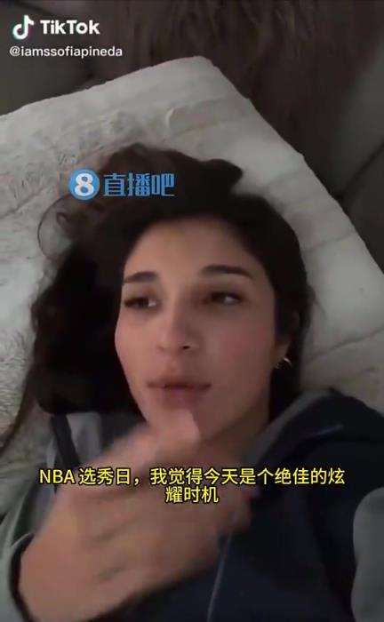美女小姐姐曝光：我和爱德华兹是校友，当初曾帮他在代数考试作弊，不然他得考0分
