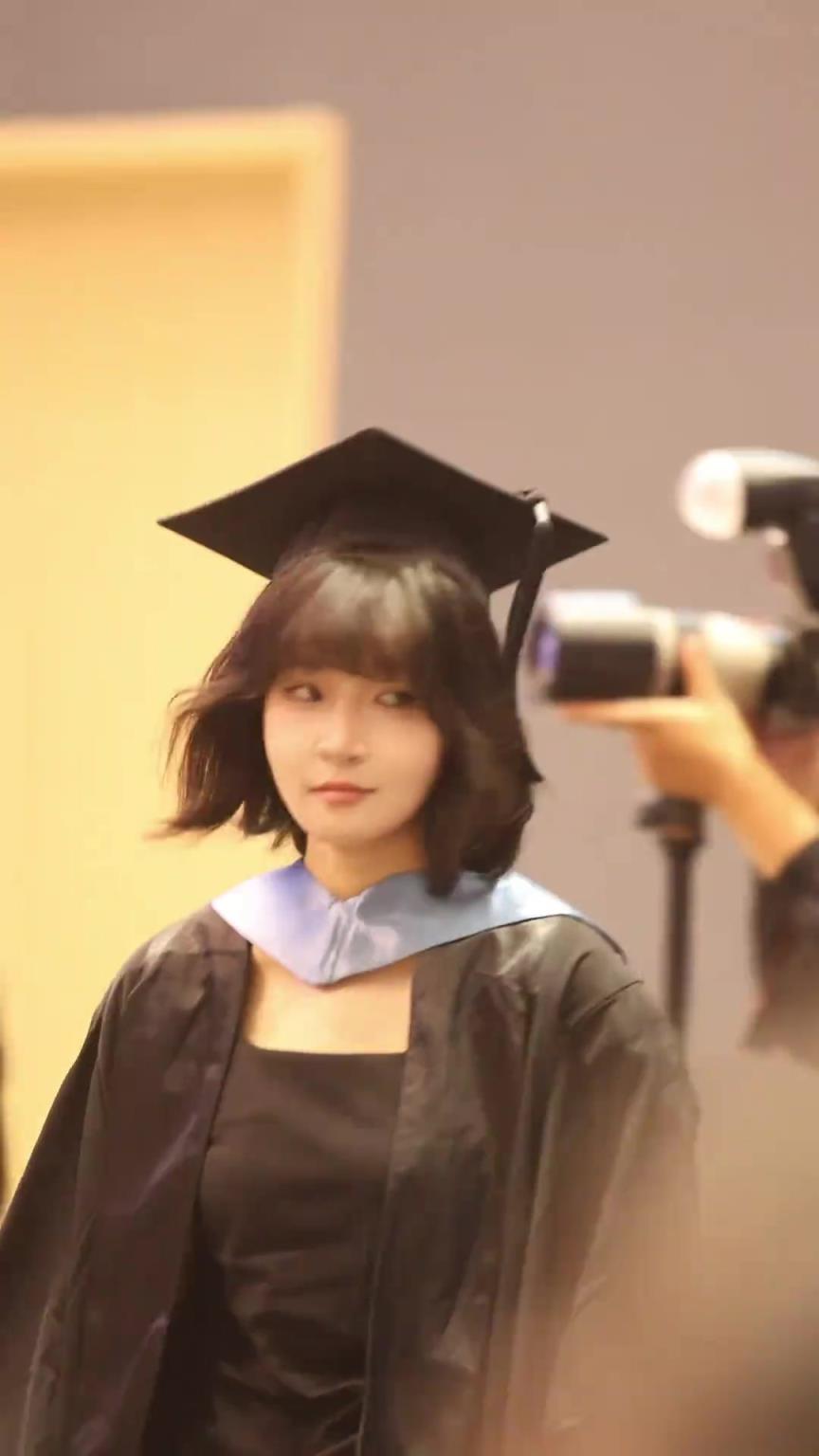 好飒！西交利物浦大学女学生把泰山队庆祝动作带上毕业典礼