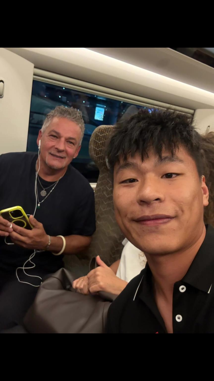 这也太幸运了吧！球迷坐高铁偶遇巴乔和卡洛斯！