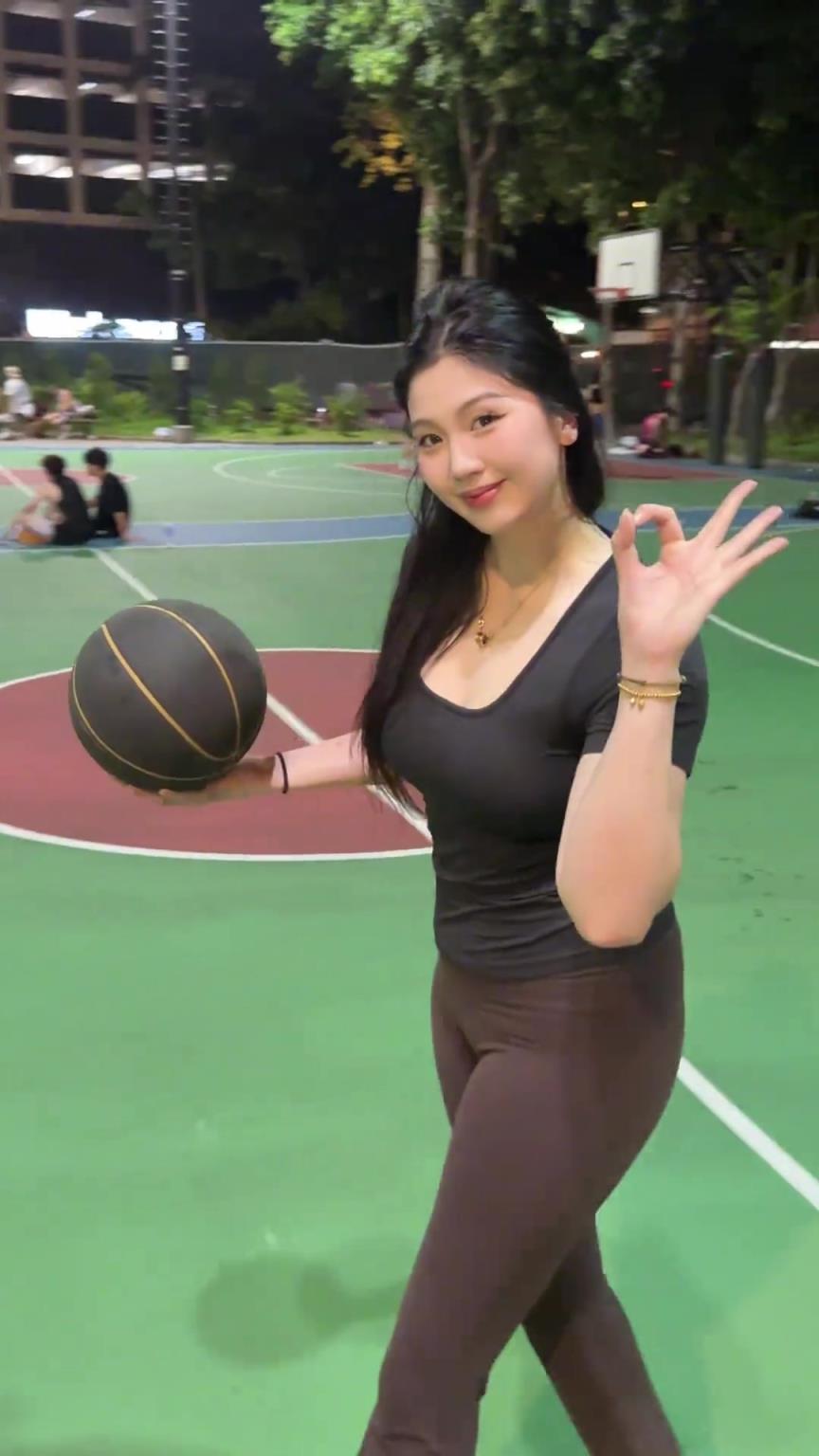 这也没对抗呀！野球场肘姐晒视频：我的对抗依旧火热