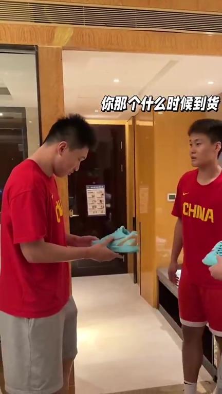 雷蒙羡慕赵睿的科比6，赵睿调侃：打CBA你又穿不了！
