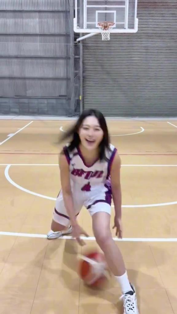 美女专属招数：一边对着你甜甜地笑，一边把你过了