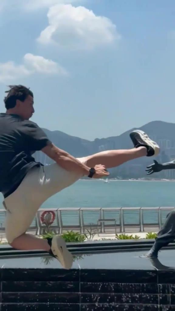 你是懂情怀的！伊布原地高踢腿致敬李小龙，这大长腿