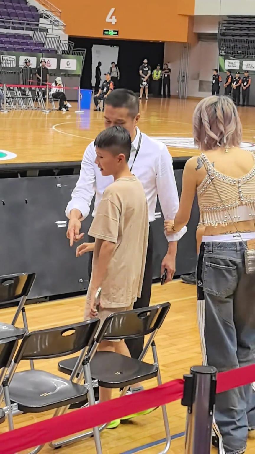 老板娘来啦！迪姐还是一如既往的潮！