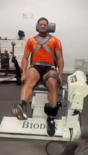 天生怪力！绿巨人胡尔克一脚踢爆足球，这是真的吗？