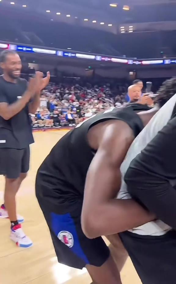 把小卡逗得哈哈大笑！东一控有争议，东一摇他当之无愧