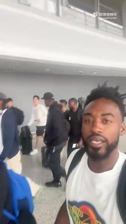 前CBA外援富兰克林抵达成都，自拍视频中还有一脸淡定的小卡