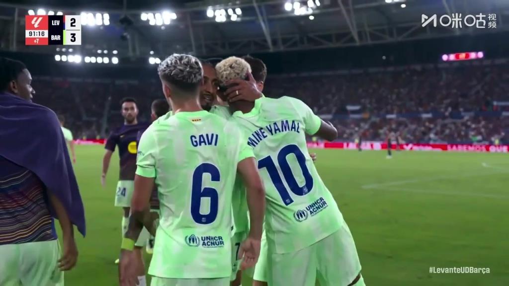 巴萨让二追三反超比分！亚马尔补时传中莱万特中卫自摆乌龙送绝杀