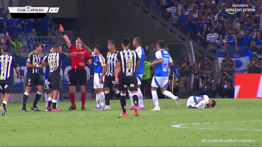 得不偿失！当着裁判面报复对手！裁判：你简直无法无天，红牌！