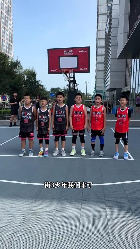 街3少年篮球公开赛青岛站U10年龄组比赛在青岛集地广场开赛！